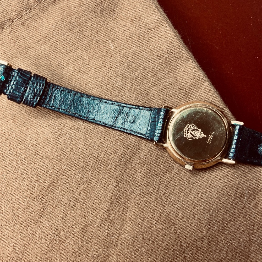 Authentic Vintage Gold Gucci Black watch leather band Roman Numeral Gucci Logo - Picture 5 of 5